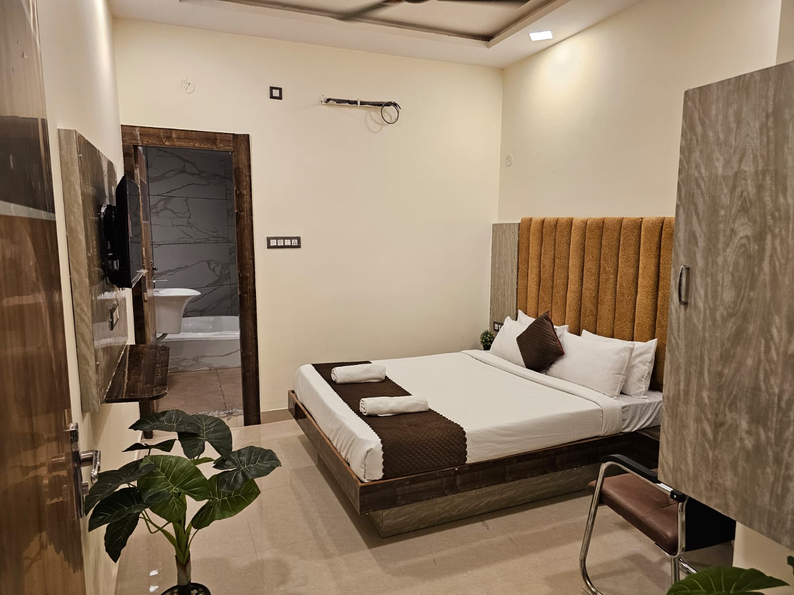 EXECUTIVE ROOM