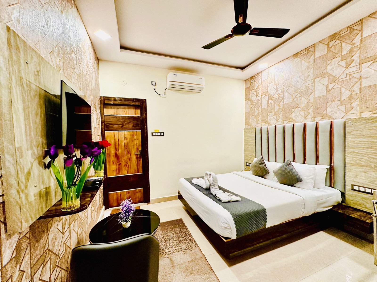 Standard Room with double bed, TV and air conditioning at Hotel Sky International, Shamshabad